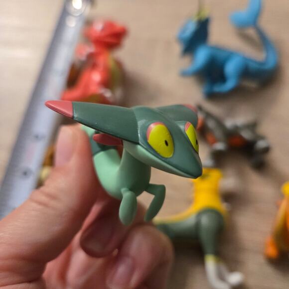 Pokemon lot of 7 figures: charmaleon, houndour, dreepy,  vaporeon, boltund... - Picture 7 of 9